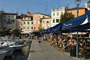 Cafe scene along the harbour, Rovinj, Istria, Croatia, Adriatic, Europe