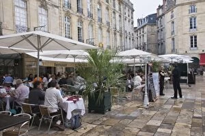 Images Dated 15th June 2008: Cafes in Place de Parliament, Bordeaux, Gironde, France, Europe