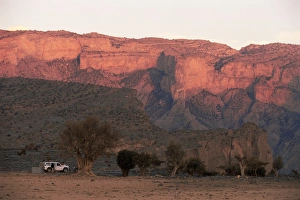 Rock Cliff Prints: Camp in Omans Grand Canyon West
