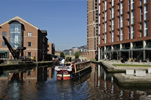 Canal boat entering Granary Wharf, Leeds Liverpool Canal, Leeds, West Yorkshire Canal boat entering Granary Wharf, Leeds Liverpool Canal, Leeds, West Yorkshire