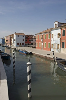 Images Dated 14th May 2009: A canal with pastel coloured houses, Burano, Venetian Lagoon, Venice, Veneto