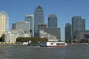 Images Dated 29th January 2000: Canary Wharf viewed from Canada Water, Docklands, London, England, United Kingdom, Europe