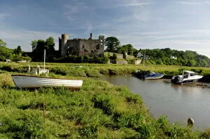 Images Dated 22nd January 2000: The castle and estuary at Laugharne