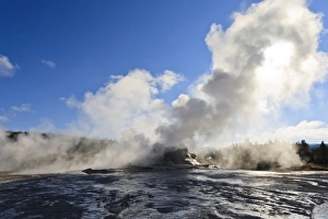 Castle Geyser steam blocks sun, Upper Geyser Basin, Yellowstone National Park, UNESCO World Heritage Site, Wyoming, United States of America, North America