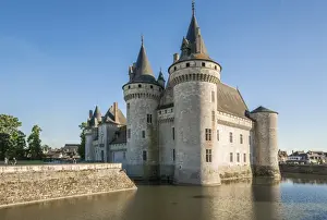 Castle and its moat, Sully-sur-Loire, UNESCO World Heritage Site, Loiret, Centre
