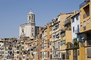 Images Dated 27th July 2007: Cathedral and brightly painted houses on the bank of the Riu Onyar