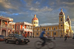 Images Dated 1st March 2009: Cathedral de Granada, Park Colon (Park Central), Granada, Nicaragua, Central America