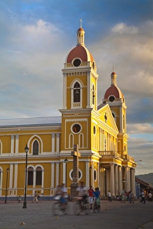 Images Dated 1st March 2009: Cathedral de Granada, Park Colon (Park Central), Granada, Nicaragua, Central America