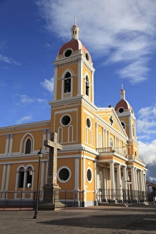 Images Dated 7th November 2009: Cathedral de Granada, Park Colon, Park Central, Granada, Nicaragua, Central America
