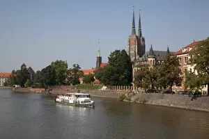 Images Dated 27th August 2011: Cathedral and River Odra (River Oder), Old Town, Wroclaw, Silesia, Poland, Europe