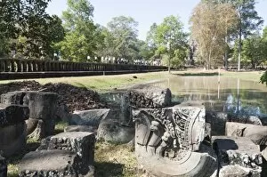 Images Dated 16th January 2008: Causeway of Baphuon Temple, Angkor Thom, Angkor, UNESCO World Heritage Site