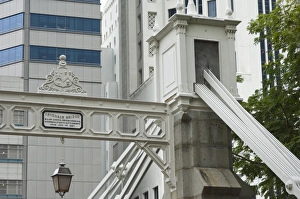 Colonial District Prints: Cavenagh Bridge in the Colonial District