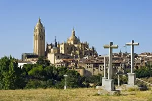 Images Dated 30th August 2010: Cemetery crosses and Gothic style Segovia Cathedral dating from 1577, Segovia