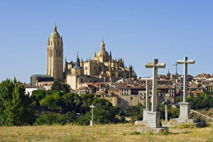 Images Dated 30th August 2010: Cemetery crosses and Gothic style Segovia Cathedral dating from 1577, Segovia