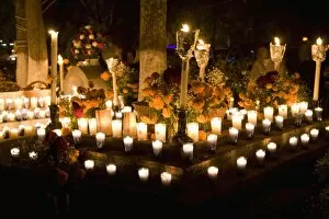 Images Dated 3rd November 2008: Cemetery Vigils, Day of the Dead, Tzintzuntzan, near Patzcuaro, Michoacan state