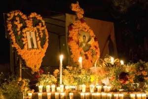 Images Dated 3rd November 2008: Cemetery Vigils, Day of the Dead, Tzintzuntzan, near Patzcuaro, Michoacan state