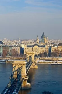 Images Dated 21st December 2009: Chain Bridge and River Danube on a winters afternoon, UNESCO World Heritage Site, Budapest