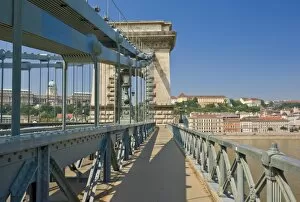 Images Dated 15th July 2010: The Chain Bridge (Szechenyi Lanchid), over the River Danube, links Buda and Pest