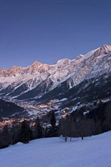 Images Dated 11th January 2009: Chamonix-Mont-Blanc, Chamonix, Haute Savoie, French Alps, France, Europe
