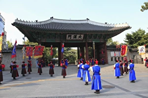 Images Dated 5th October 2009: Changing of the Guards, Deoksugung Palace (Palace of Virtuous Longevity)