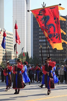 Images Dated 5th October 2009: Changing of the Guards, Deoksugung Palace (Palace of Virtuous Longevity)