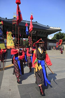 Images Dated 5th October 2009: Changing of the Guards, Deoksugung Palace (Palace of Virtuous Longevity)