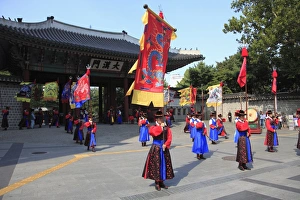 Images Dated 5th October 2009: Changing of the Guards, Deoksugung Palace (Palace of Virtuous Longevity)