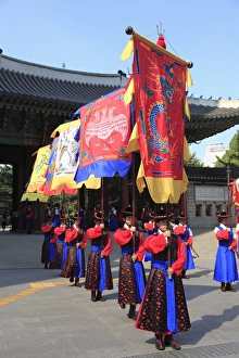 Images Dated 5th October 2009: Changing of the Guards, Deoksugung Palace (Palace of Virtuous Longevity)