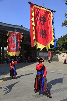 Images Dated 5th October 2009: Changing of the Guards, Deoksugung Palace (Palace of Virtuous Longevity)