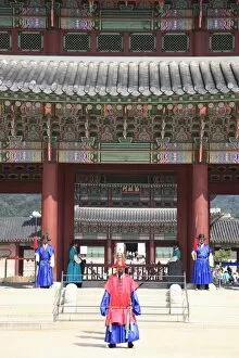 Images Dated 4th October 2009: Changing of the guards, Gyeongbokgung Palace (Palace of Shining Happiness)