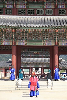 Images Dated 4th October 2009: Changing of the guards, Gyeongbokgung Palace (Palace of Shining Happiness)