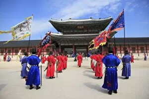 Images Dated 4th October 2009: Changing of the guards, Gyeongbokgung Palace (Palace of Shining Happiness)