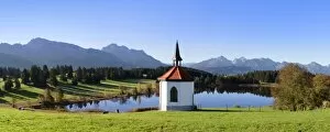 Images Dated 15th October 2007: Chapel at Hergratsrieder See lake with Allgau Alps, near Fussen, Allgau, Ostallgau, Bavaria