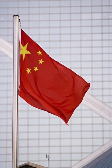 Images Dated 25th October 2007: Chinese flag against windows of ultra modern Bank of China, Central District