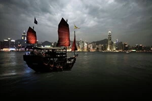 Images Dated 9th April 2007: Chinese junk in Hong Kong harbour, Hong Kong, China, Asia