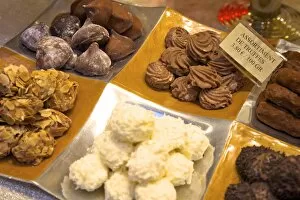 Images Dated 30th November 2008: Chocolate truffles in a sweet shop, Brussels, Belgium, Europe