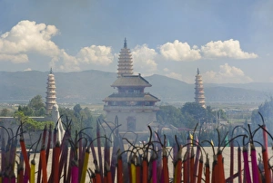 Chongsheng Temple and Three Pagodas, Dali Old Town, Yunnan Province, China, Asia