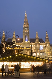 Images Dated 22nd December 2007: Christkindlmarkt (Christmas Market) and Rathaus (Town Hall) at Rathausplatz at twilight