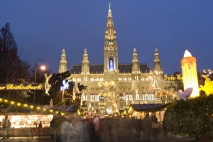 Images Dated 22nd December 2007: Christkindlmarkt (Christmas Market) and Rathaus (Town Hall) at Rathausplatz at twilight