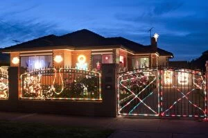 Images Dated 25th December 2008: Christmas decoration of Melbourne suburban house at twilight, Altona suburb