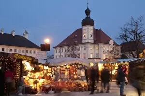 Images Dated 18th December 2009: Christmas Market (Christkindlmarkt) stalls and Town Hall, Kapellplatz, at twilight