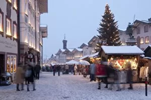 Images Dated 19th December 2009: Christmas Market, Christmas tree with stalls and people at Marktstrasse at twilight in the spa