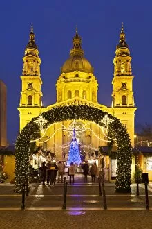 Images Dated 14th December 2011: Christmas Market outside St. Stephens Basilica (Szent Istvan Bazilika), Budapest, Hungary, Europe