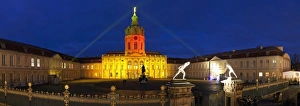 Images Dated 15th December 2009: Christmas market at Schloss Charlottenburg (Charlottenburg Castle), illuminated at night