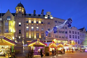 Medium Group Of People Prints: Christmas Market, Sheffield, South Yorkshire, Yorkshire, England, United Kingdom, Europe