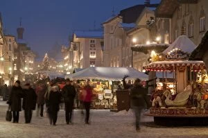Images Dated 19th December 2009: Christmas Market stalls and people at Marktstrasse at twilight, Bad Tolz spa town, Bavaria, Germany
