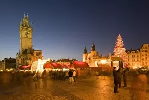 Images Dated 29th December 2007: Christmas market at Staromestske (Old Town Square) with Gothic Old Town Hall
