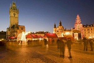 Images Dated 29th December 2007: Christmas market at Staromestske (Old Town Square) with Gothic Old Town Hall