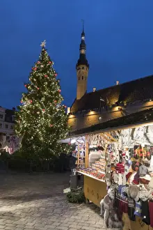 Christmas market in the Town Hall Square (Raekoja Plats) and Town Hall, Old Town
