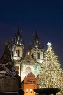 Images Dated 17th December 2009: Christmas tree, Gothic Tyn church and statue of Jan Hus at night, Old Town Square